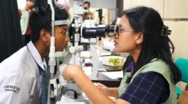 Pemeriksaan mata di lingkungan sekolah membantu mendeteksi gangguan penglihatan sejak dini sebagai bagian dari upaya Kemenkes memperluas akses layanan kesehatan mata (foto: kementerian kesehatan)