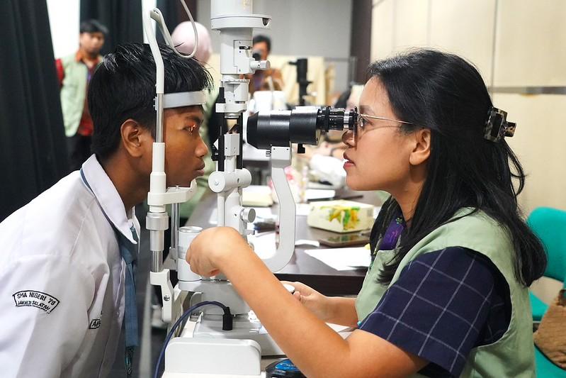 Pemeriksaan mata di lingkungan sekolah membantu mendeteksi gangguan penglihatan sejak dini sebagai bagian dari upaya Kemenkes memperluas akses layanan kesehatan mata (foto: kementerian kesehatan)