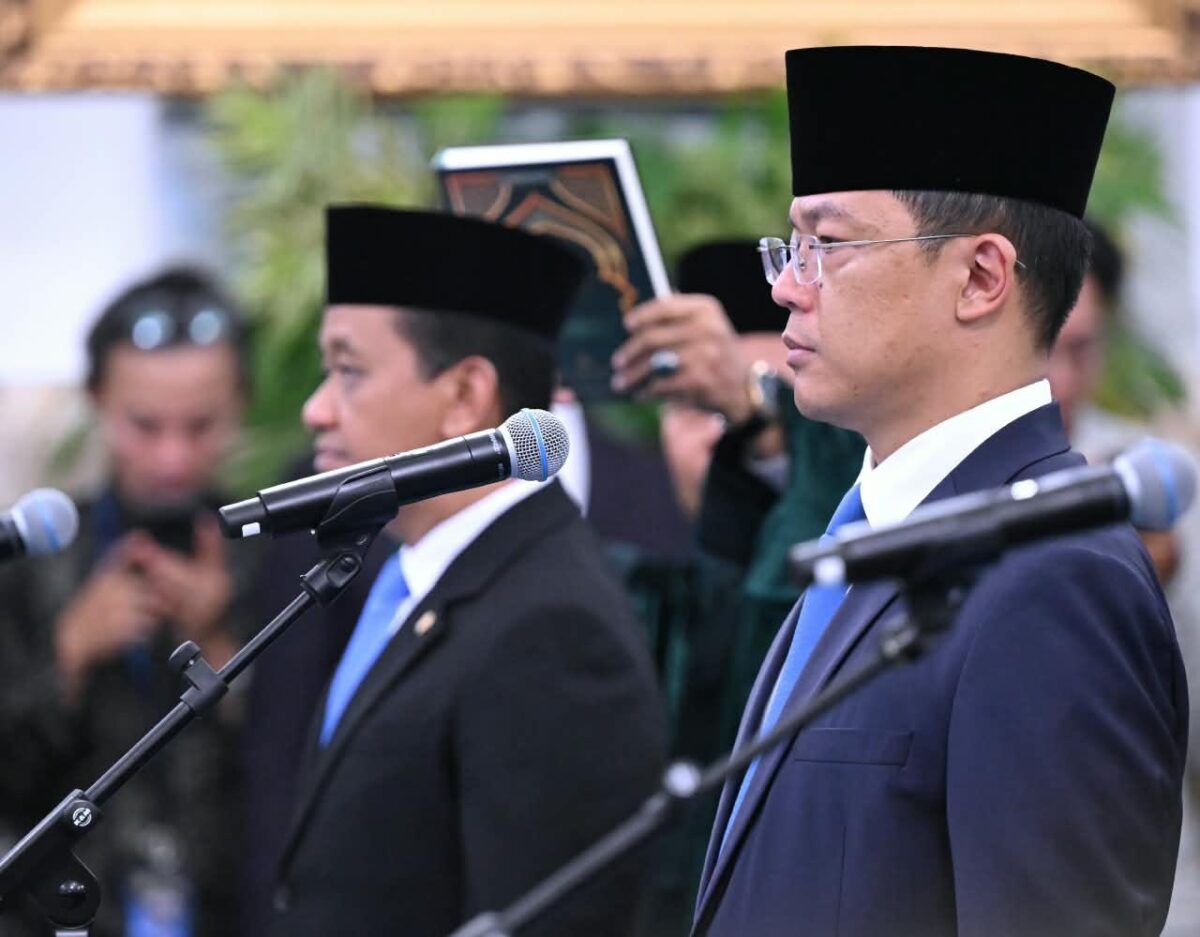 Presiden Prabowo Subianto melantik sejumlah menteri dan wakil menteri Kabinet Merah Putih di Istana Negara, Jakarta (foto: kementerian sekretaris negara)