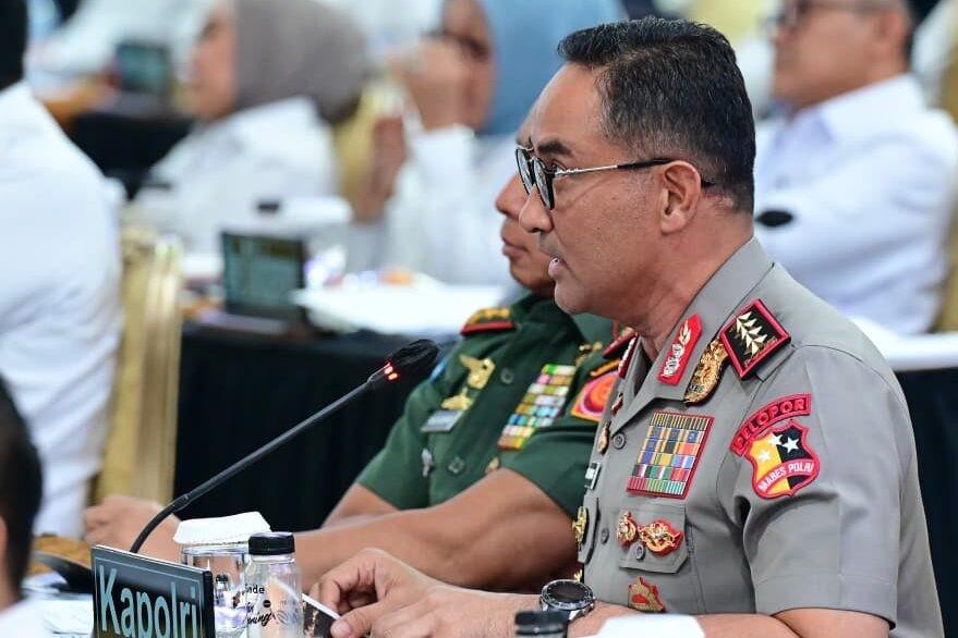 Penanggulangan Bencana (BNPB) Letjen TNI Kristomei Sianturi dan Kapolri Jenderal Suyudi Ario Seto dalam Sidang Kabinet Paripurna