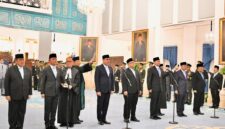 Presiden Prabowo Subianto memimpin prosesi pelantikan empat wakil menteri Kabinet Merah Putih di Istana Negara, Jakart (foto: kementerian sekretaris negara)