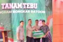 Program bongkar ratoon di Kabupaten Kediri menjadi bagian dari upaya Kementan dan PT SGN meningkatkan produktivitas kebun tebu dan menjaga pasokan bahan baku industri gula nasional (foto: kementerian pertanian)