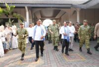 Wamenhan Donny Ermawan Taufanto bersama Wamenkes Benyamin Paulus Octavianus meninjau kesiapan dan pengembangan layanan RS Dustira, Cimahi, Jawa Barat (foto: kementerian pertahanan)
