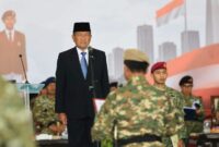 Menteri Sosial Saifullah Yusuf bersama Wakil Menteri Pertahanan Donny Ermawan Taufanto memimpin pelepasan 1.509 personel Unhan RI untuk menjalankan pengabdian di 181 Sekolah Rakyat (foto: kementerian pertahanan)
