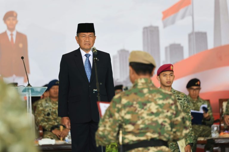 Menteri Sosial Saifullah Yusuf bersama Wakil Menteri Pertahanan Donny Ermawan Taufanto memimpin pelepasan 1.509 personel Unhan RI untuk menjalankan pengabdian di 181 Sekolah Rakyat (foto: kementerian pertahanan)