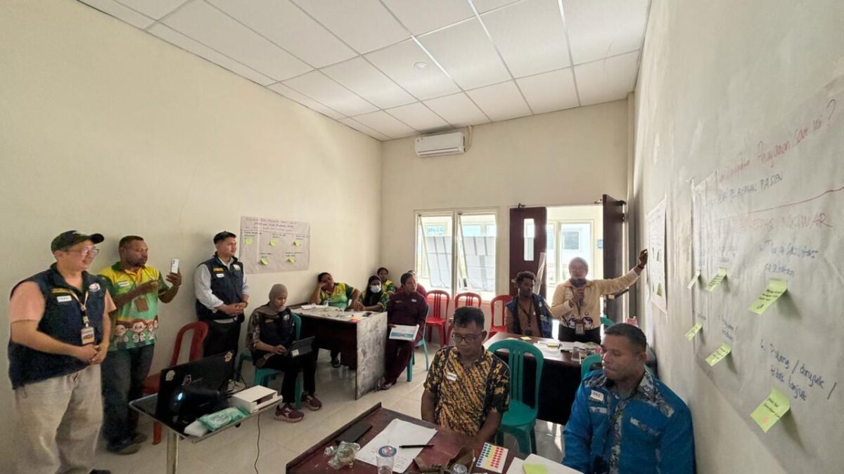Tenaga kesehatan mengikuti pelatihan Rekam Medis Elektronik yang digelar Tim 7 Ekspedisi Patriot Universitas Indonesia untuk mendukung kesinambungan layanan dan rujukan pasien di Teluk Wondama (foto: kementerian transmigrasi)