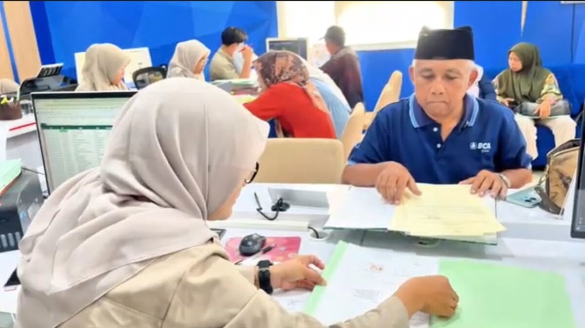 Masyarakat mengurus layanan pertanahan secara mandiri di Kantor Pertanahan setelah melengkapi persyaratan roya (foto: kementerian agraria dan tata ruang)