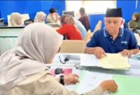 Masyarakat mengurus layanan pertanahan secara mandiri di Kantor Pertanahan setelah melengkapi persyaratan roya (foto: kementerian agraria dan tata ruang)