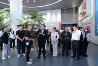 Staf Khusus Menteri Transmigrasi Yoyo A. Budiyanto saat mengunjungi pabrik pengolahan air kelapa FreeNow di Tongxiang, China (foto: kementerian transmigrasi)