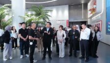 Staf Khusus Menteri Transmigrasi Yoyo A. Budiyanto saat mengunjungi pabrik pengolahan air kelapa FreeNow di Tongxiang, China (foto: kementerian transmigrasi)