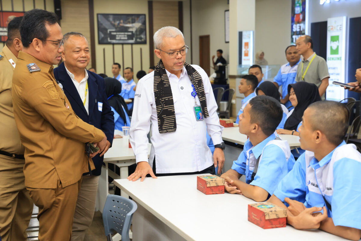Sekretaris Jenderal Kemnaker Cris Kuntadi membuka program pelatihan berbasis kompetensi bagi pekerja terdampak PHK di PT Bintang Indokarya Gemilang, Brebes, Jawa Tengah (foto: kementerian ketenagakerjaan)