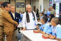 Sekretaris Jenderal Kemnaker Cris Kuntadi membuka program pelatihan berbasis kompetensi bagi pekerja terdampak PHK di PT Bintang Indokarya Gemilang, Brebes, Jawa Tengah (foto: kementerian ketenagakerjaan)