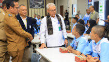 Sekretaris Jenderal Kemnaker Cris Kuntadi membuka program pelatihan berbasis kompetensi bagi pekerja terdampak PHK di PT Bintang Indokarya Gemilang, Brebes, Jawa Tengah (foto: kementerian ketenagakerjaan)