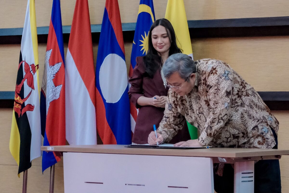 Sekretaris Kementerian Pariwisata Bayu Aji dan Executive Director ASEAN MRA-TP Regional Secretariat Citra Handayani Nasruddin menandatangani Host Country Agreement di Kantor Sekretariat ASEAN, Jakarta (foto: kementerian pariwisata)