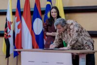 Sekretaris Kementerian Pariwisata Bayu Aji dan Executive Director ASEAN MRA-TP Regional Secretariat Citra Handayani Nasruddin menandatangani Host Country Agreement di Kantor Sekretariat ASEAN, Jakarta (foto: kementerian pariwisata)