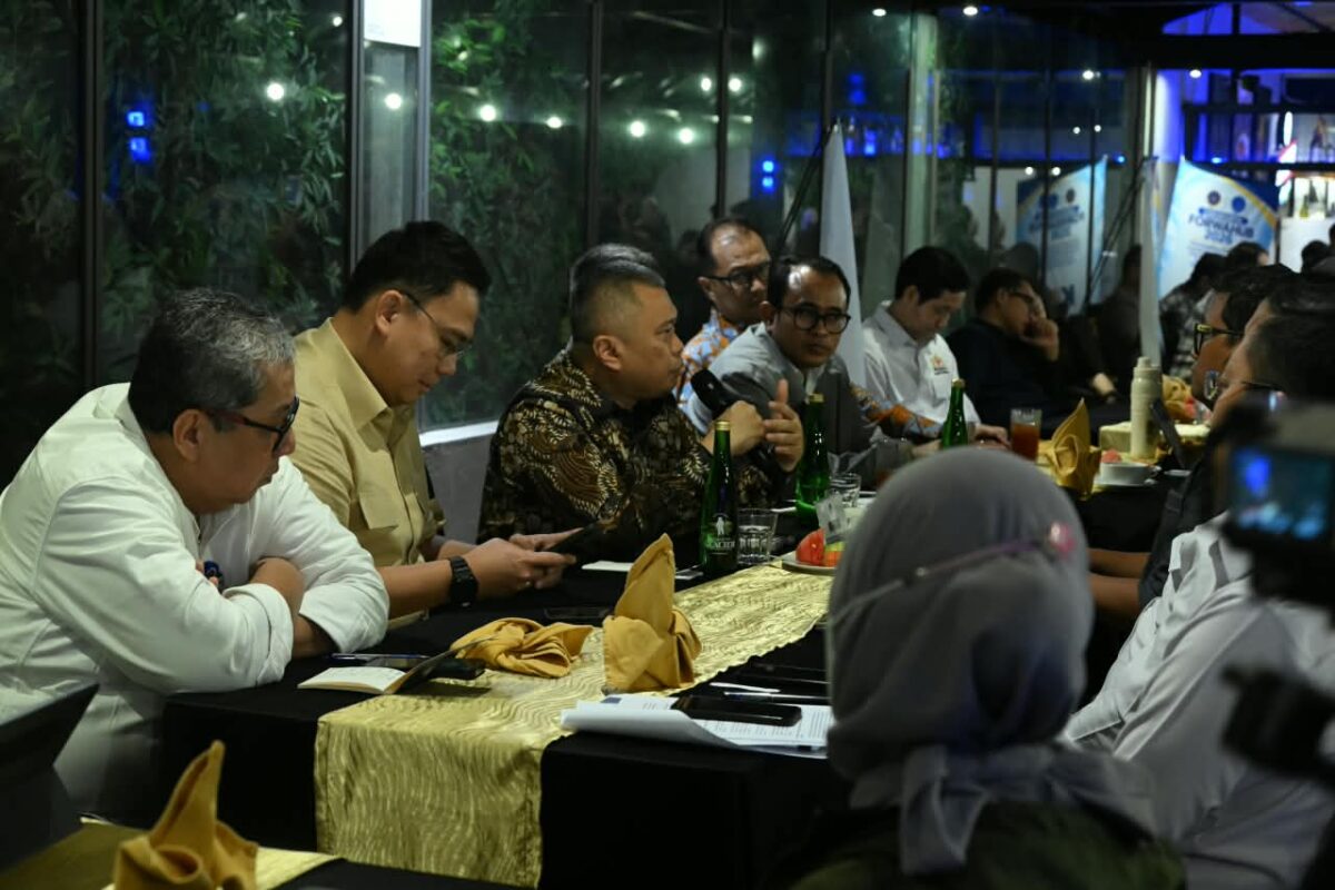 Menteri Perhubungan Dudy Purwagandhi memaparkan langkah penguatan keselamatan transportasi dalam diskusi bersama Forum Wartawan Perhubungan di Bandung. (foto: kementerian perhubungan)