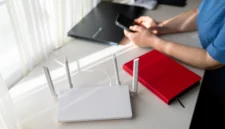 Pengguna dapat memeriksa daftar perangkat melalui pengaturan router di HP untuk mengenali koneksi yang tidak dikenal dan memperkuat keamanan WiFi rumah (Ilustrasi AI: sisipublik.com)