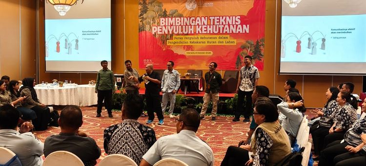 Kemenhut membekali puluhan penyuluh di Sulawesi Utara dengan teknik komunikasi efektif, pemetaan wilayah rawan, hingga sistem pelaporan deteksi dini karhutla (foto: kementerian kehutanan)