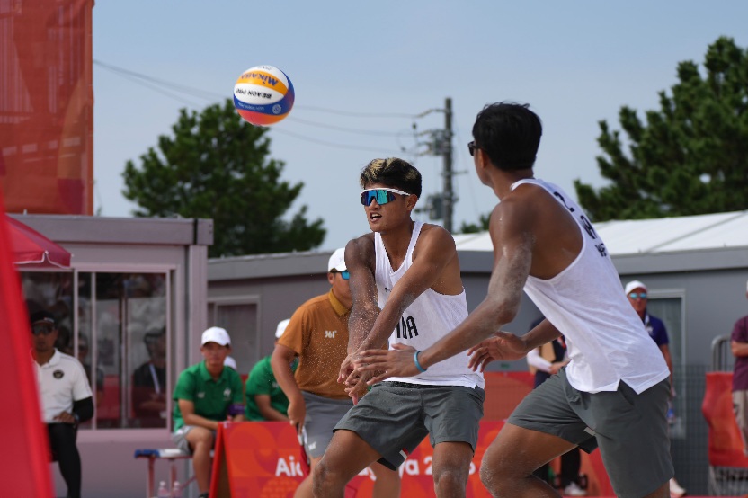 Pasangan atlet voli pantai putra Indonesia, Bintang Akbar dan Sofyan Rachman Efendi, menyumbangkan medali perak pada ajang Asian Games (foto: kementerian pemuda dan olahraga)