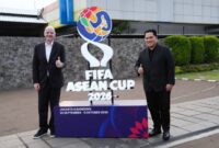 Presiden FIFA Gianni Infantino tiba di Bandara Halim Perdanakusuma, Jakarta, dan disambut Ketua Umum PSSI Erick Thohir menjelang final FIFA ASEAN Cup 2026 (foto: kementerian pemuda dan olahraga)