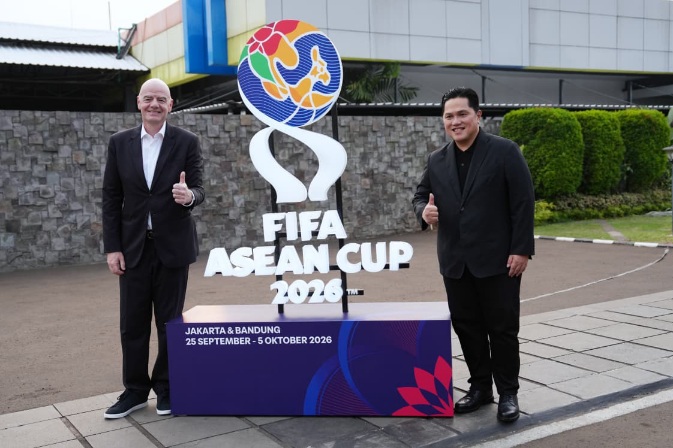 Presiden FIFA Gianni Infantino tiba di Bandara Halim Perdanakusuma, Jakarta, dan disambut Ketua Umum PSSI Erick Thohir menjelang final FIFA ASEAN Cup 2026 (foto: kementerian pemuda dan olahraga)