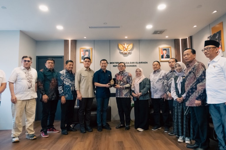 Wamenpora Taufik Hidayat bertemu Wakil Ketua DPRD Jawa Timur Deni Wicaksono dan jajaran di Kemenpora, Jakarta, untuk membahas pengembangan olahraga daerah dan kesejahteraan atlet. (foto: kementerian pemuda dan olahraga)