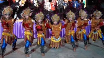 Mahasiswa Komunitas Tari FTIK UIN Salatiga menampilkan karya tari yang mengangkat tradisi Nusantara dalam festival seni internasional di Thailand (foto: kementerian agama)