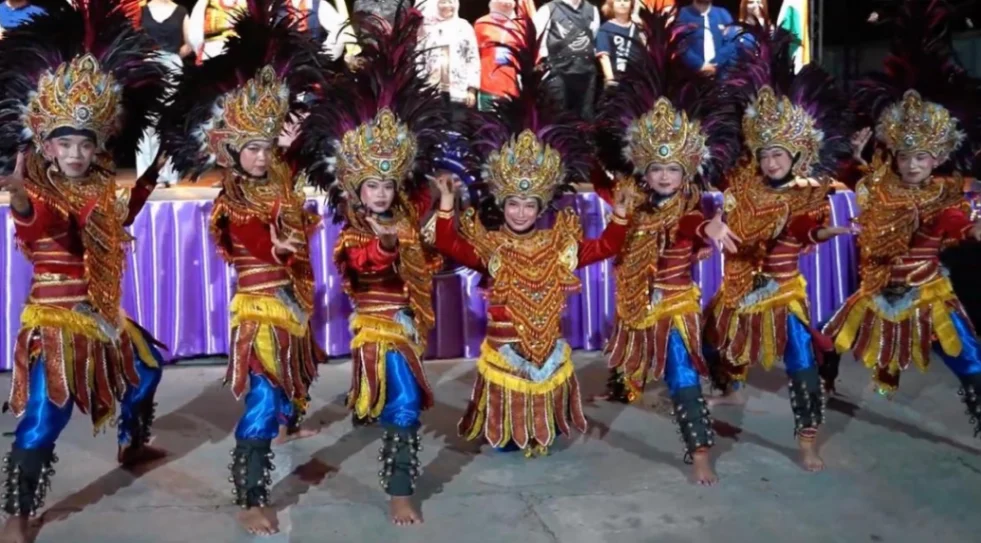 Mahasiswa Komunitas Tari FTIK UIN Salatiga menampilkan karya tari yang mengangkat tradisi Nusantara dalam festival seni internasional di Thailand (foto: kementerian agama)