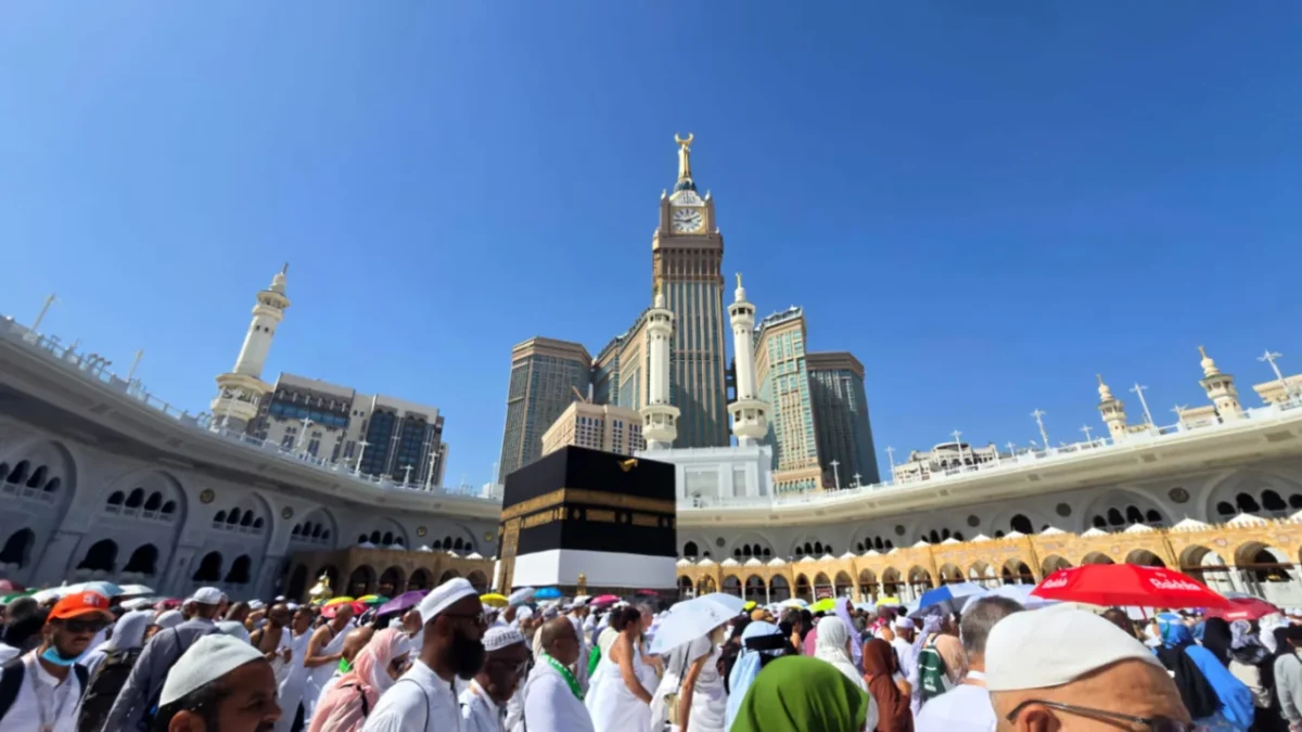 Jemaah umrah Indonesia menjalankan ibadah di Makkah. Kemenhaj mengimbau jemaah meningkatkan kewaspadaan, mengikuti arahan otoritas setempat, dan menjaga komunikasi dengan travel di tengah perkembangan situasi keamanan Timur Tengah (foto: kementerian haji dan umrah)