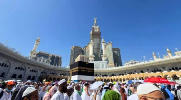 Jemaah umrah Indonesia menjalankan ibadah di Makkah. Kemenhaj mengimbau jemaah meningkatkan kewaspadaan, mengikuti arahan otoritas setempat, dan menjaga komunikasi dengan travel di tengah perkembangan situasi keamanan Timur Tengah (foto: kementerian haji dan umrah)