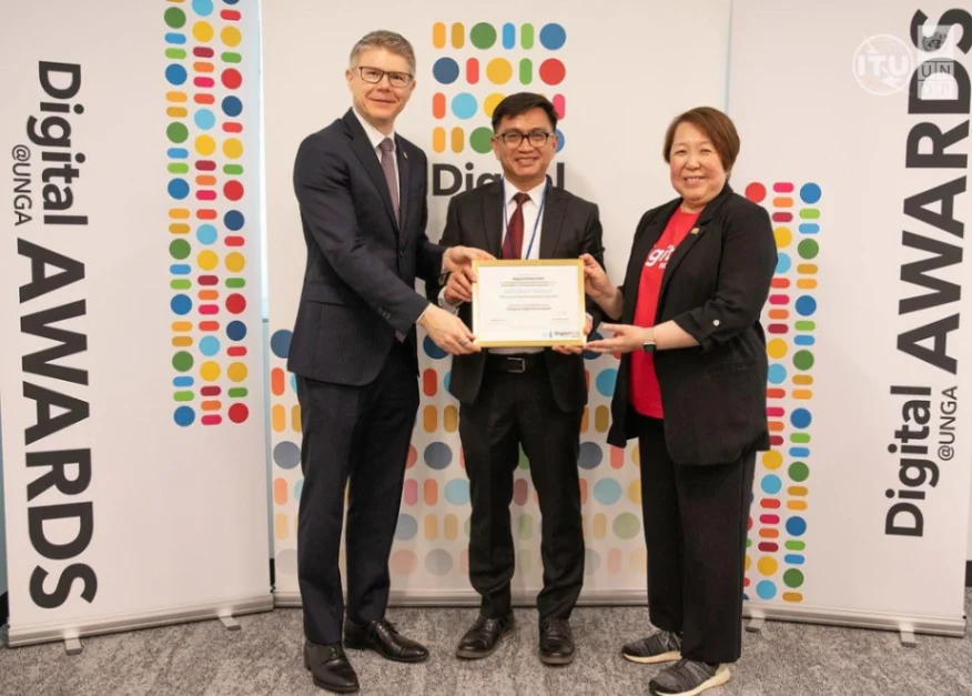 SATUSEHAT meraih penghargaan nasional melalui IN-Apps Digital Awards 2026 dan penghargaan internasional dalam Digital@UNGA Awards 2026 (foto: kementerian kesehatan)