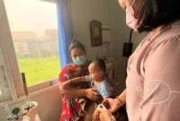Petugas kesehatan menyiapkan bantuan masker dan perlengkapan medis untuk mendukung penanganan dampak kesehatan akibat karhutla di wilayah Sumatra dan Kalimantan (foto: kementerian kesehatan)