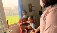 Petugas kesehatan menyiapkan bantuan masker dan perlengkapan medis untuk mendukung penanganan dampak kesehatan akibat karhutla di wilayah Sumatra dan Kalimantan (foto: kementerian kesehatan)