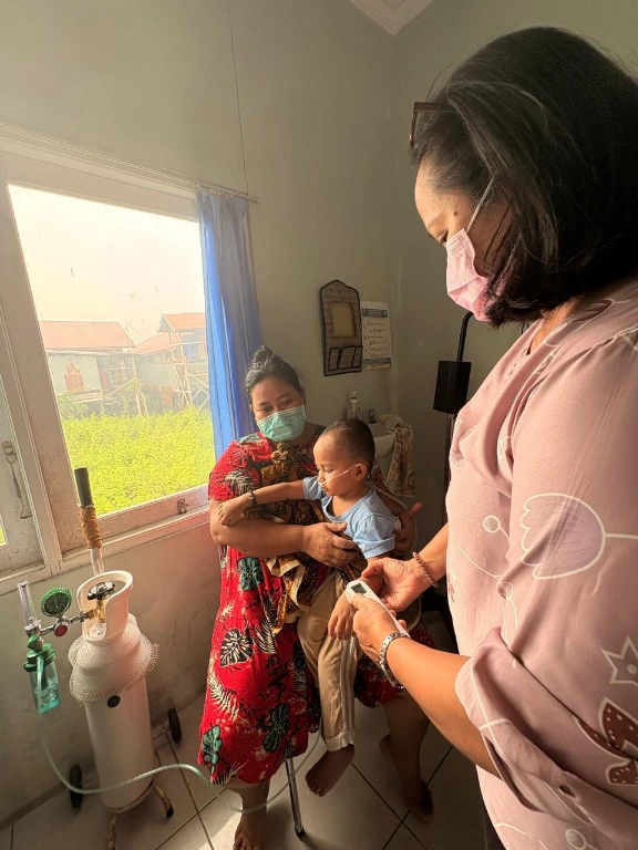 Petugas kesehatan menyiapkan bantuan masker dan perlengkapan medis untuk mendukung penanganan dampak kesehatan akibat karhutla di wilayah Sumatra dan Kalimantan (foto: kementerian kesehatan)