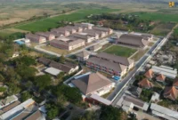Pembangunan Sekolah Rakyat Tahap II di 100 lokasi pada 32 provinsi melibatkan sekitar 97.000 tenaga kerja lokal dan menyiapkan fasilitas pendidikan bagi anak-anak dari keluarga prasejahtera (foto: kementerian pekerjaan umum)