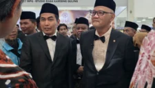 Menteri Haji dan Umrah bersama Dirjen PE2HU Jaenal Effendi meninjau tenant UMKM dalam Yogya Expo UMKM dan Ekosistem Ekonomi Haji dan Umrah 2026 di Jogja Expo Center, Bantul (foto: kementerian haji dan umrah)