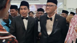 Menteri Haji dan Umrah bersama Dirjen PE2HU Jaenal Effendi meninjau tenant UMKM dalam Yogya Expo UMKM dan Ekosistem Ekonomi Haji dan Umrah 2026 di Jogja Expo Center, Bantul (foto: kementerian haji dan umrah)