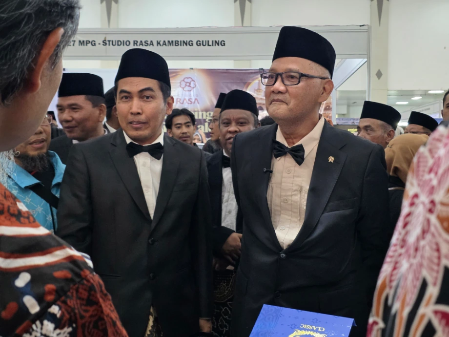 Menteri Haji dan Umrah bersama Dirjen PE2HU Jaenal Effendi meninjau tenant UMKM dalam Yogya Expo UMKM dan Ekosistem Ekonomi Haji dan Umrah 2026 di Jogja Expo Center, Bantul (foto: kementerian haji dan umrah)