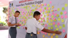 Pembelajaran sains di tingkat SMA menjadi salah satu aspek penting dalam pengembangan kompetensi generasi muda melalui program pendidikan unggul (foto: kementerian sekretaris negara)