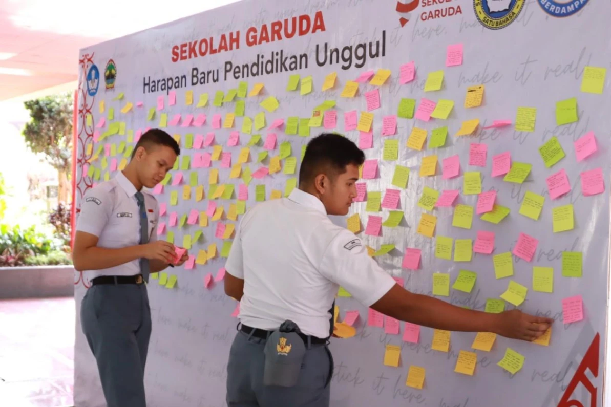 Pembelajaran sains di tingkat SMA menjadi salah satu aspek penting dalam pengembangan kompetensi generasi muda melalui program pendidikan unggul (foto: kementerian sekretaris negara)