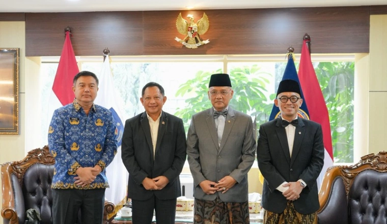 Menteri Haji dan Umrah Mochamad Irfan Yusuf mengikuti koordinasi terkait pemadanan data jemaah haji dan peningkatan pelayanan calon jemaah di Jakarta (foto: kementerian haji dan umrah)