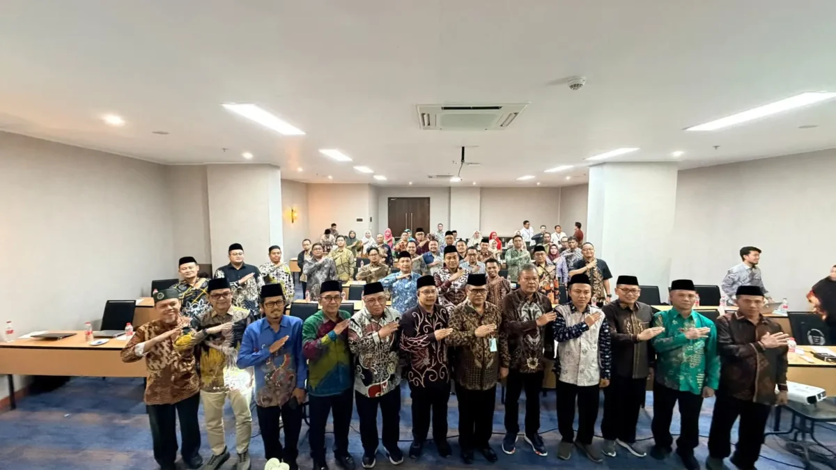 Jajaran Kementerian Haji dan Umrah membahas persiapan penyelenggaraan ibadah haji 1448 H/2027 M, termasuk istithaah kesehatan, kelengkapan dokumen, dan koordinasi pusat-daerah, dalam rapat koordinasi di Bekasi (foto: Kementerian haji dan umrah)