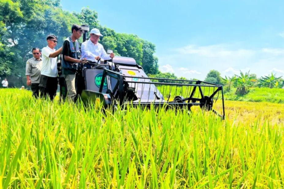 Aktivitas panen padi di lahan persawahan. BPS mencatat produksi padi nasional Januari-Agustus 2026 (foto: kementerian pertanian)