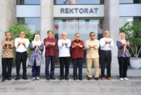 Sekretaris Jenderal Kemnaker Cris Kuntadi dan Rektor Universitas Harkat Negeri Sudirman Said membahas penjajakan kerja sama penguatan kompetensi mahasiswa (foto: kementerian ketenagakerjaan)