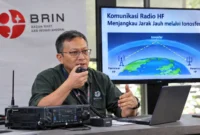 Radio HF dapat mendukung komunikasi jarak jauh ketika jaringan seluler dan infrastruktur telekomunikasi utama mengalami gangguan (Ilustrasi AI: sisipublik.com)