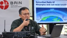 Radio HF dapat mendukung komunikasi jarak jauh ketika jaringan seluler dan infrastruktur telekomunikasi utama mengalami gangguan (Ilustrasi AI: sisipublik.com)