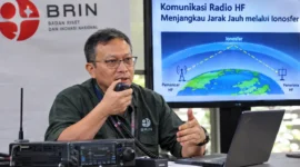 Radio HF dapat mendukung komunikasi jarak jauh ketika jaringan seluler dan infrastruktur telekomunikasi utama mengalami gangguan (Ilustrasi AI: sisipublik.com)