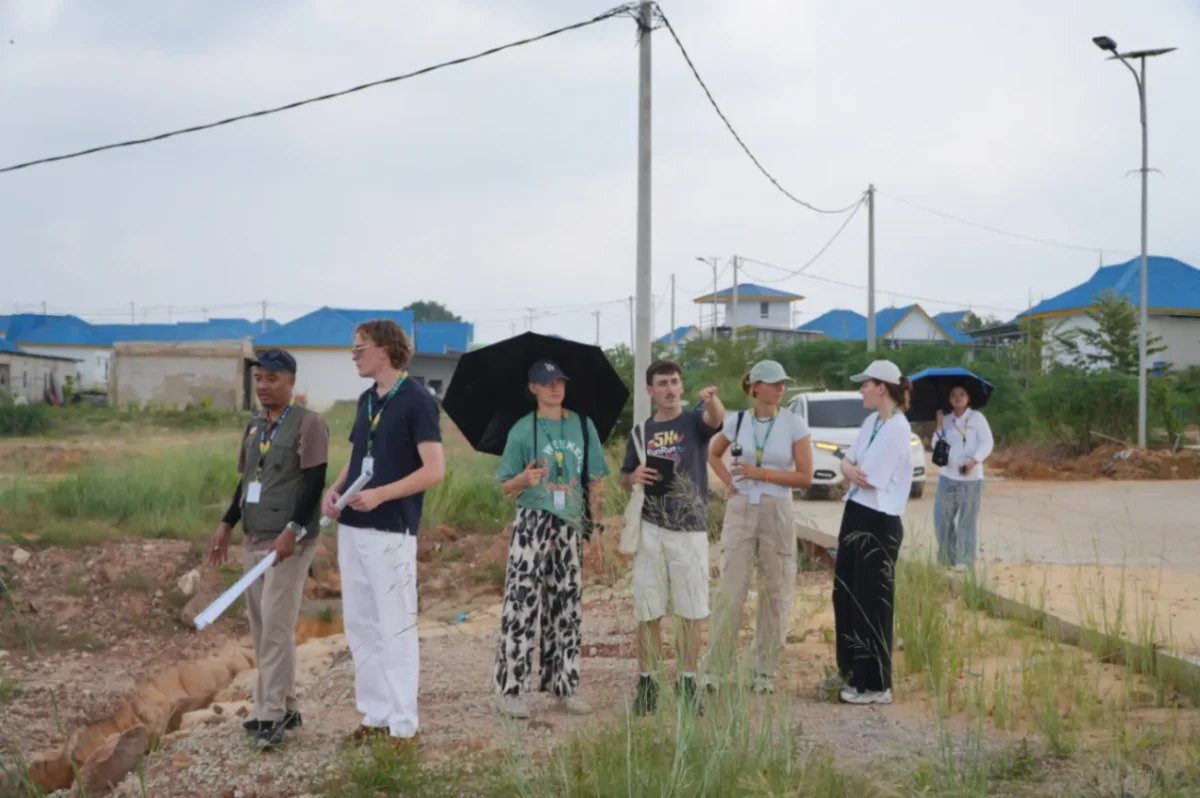 Peserta Summer Course 2026 dari Indonesia dan Jerman melakukan observasi lapangan untuk merancang pengembangan kawasan transmigrasi hijau di Barelang, Batam (foto: kementerian transmigrasi)