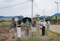 Peserta Summer Course 2026 dari Indonesia dan Jerman melakukan observasi lapangan untuk merancang pengembangan kawasan transmigrasi hijau di Barelang, Batam (foto: kementerian transmigrasi)