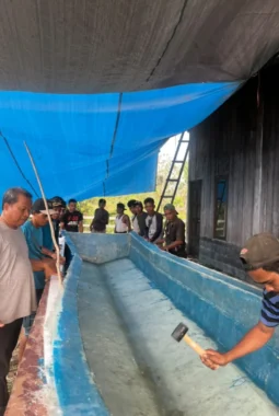 Kapal Fiberglass Buka Akses Warga Segun Saat Sungai Surut